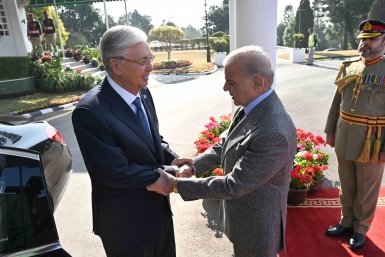 Глава Казахстана Касым-Жомарт Токаев и Премьер-министр Пакистана Шахбаз Шариф сайт президента Казахстана