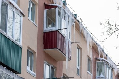 Увешанные сосульками балконы пресс-служба администрации Южно-Сахалинска