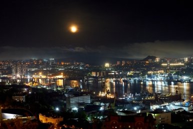 Луна над городом Дмитрий Осипчук, ИА PrimaMedia.ru