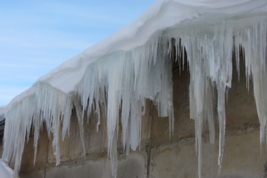 Падающие с крыш сугробы и куски льда калечат и убивают людей Игорь Чёрный, ИА MagadanMedia