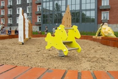 Родители смогут прятаться от непогоды на детских площадках Юлия Матреницкая, ИА AmurMedia.ru