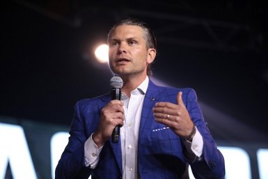 Иран высмеял главу Пентагона за ляп с молитвой из "Криминального чтива"