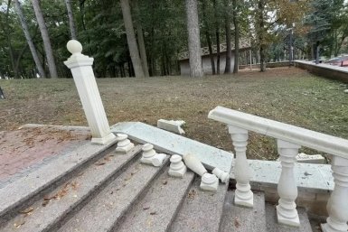 Вандалы разгромили благоустройство Старого озера и Комсомольского парка Кисловодска