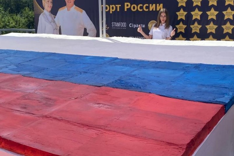Жительница Ростовской области испекла самый большой торт в России - NovostiRostov, 10.07.2024