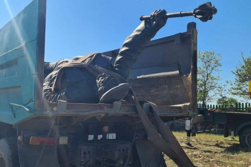 На Дону в частном музее демонтировали памятник белому атаману Петру Краснову - NovostiRostov, 05.05.2025