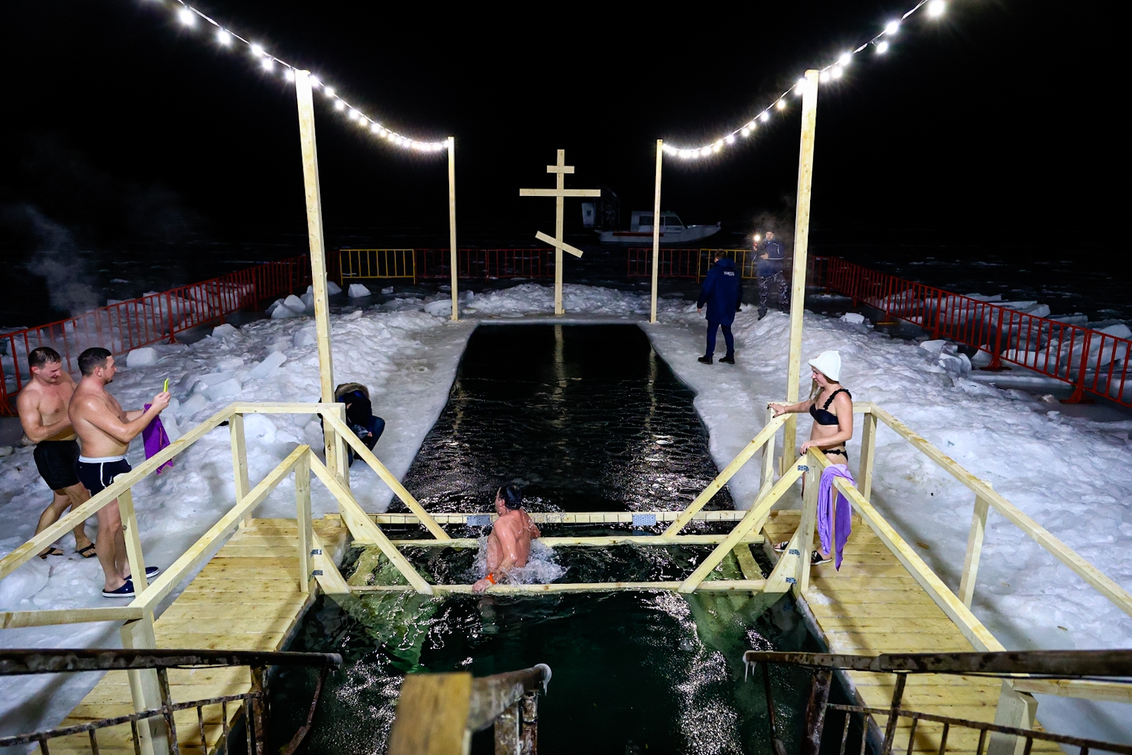 Эксперт объяснил, кому не стоит окунаться в прорубь Евгений Кулешов, ИА PrimaMedia