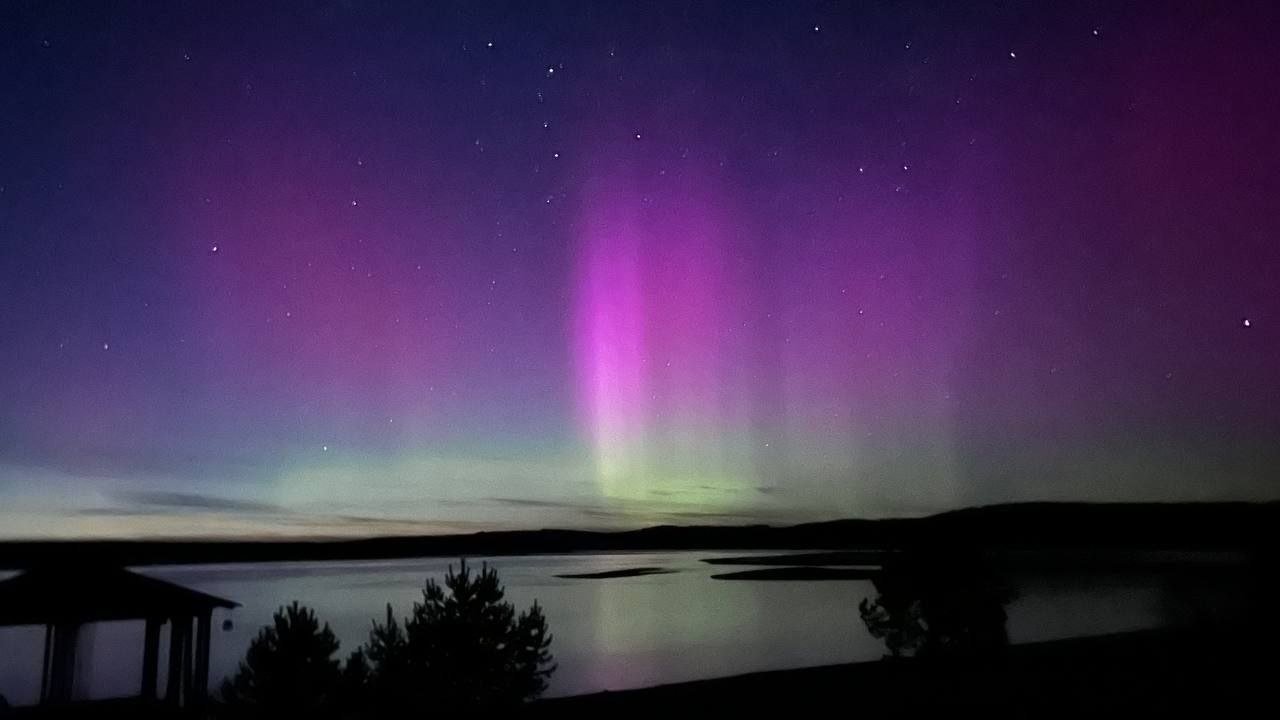 Из-за магнитной бури полярные сияния могут увидеть даже в южных регионах России Фото взято с тг-канала (18+) &quotИркутский астроном&quot. Автор: Роман Антонович