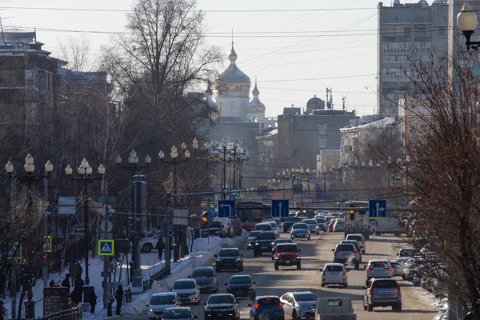 Дорога, улица, улица Ленина, Центральный район, пешеходный переход, дорожное движение, правила дорожного движения (ПДД), перекресток, дома, жилье, автомобиль, рекламная вывеска, рекламный баннер Юлия Матреницкая, ИА AmurMedia.ru