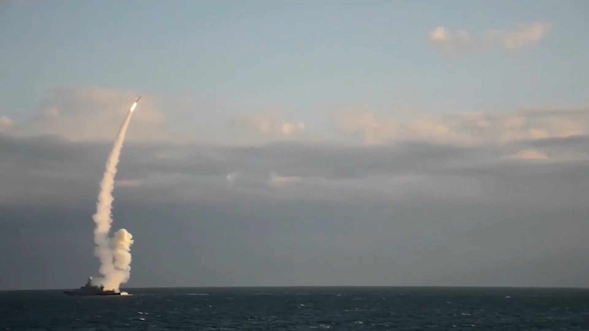 Запуск крылатой ракеты с корабля Скриншот видео Минобороны РФ