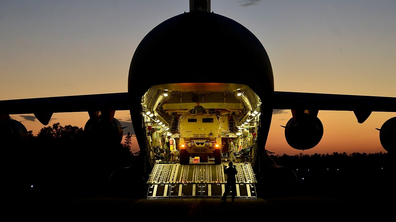 HIMARS во время выгрузки из самолёта Минобороны США