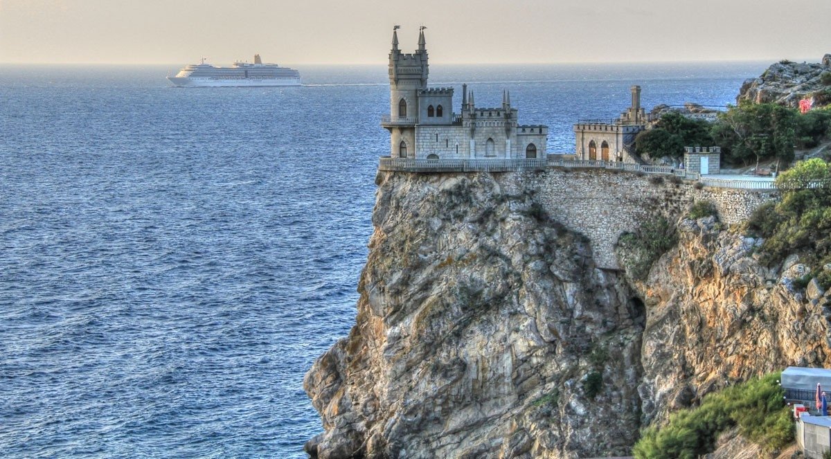 Турист сбросил кошку с обрыва у &quotЛасточкиного гнезда&quot Сайт  ГБУ &quotДворец-замок &quotЛасточкино Гнездо&quot