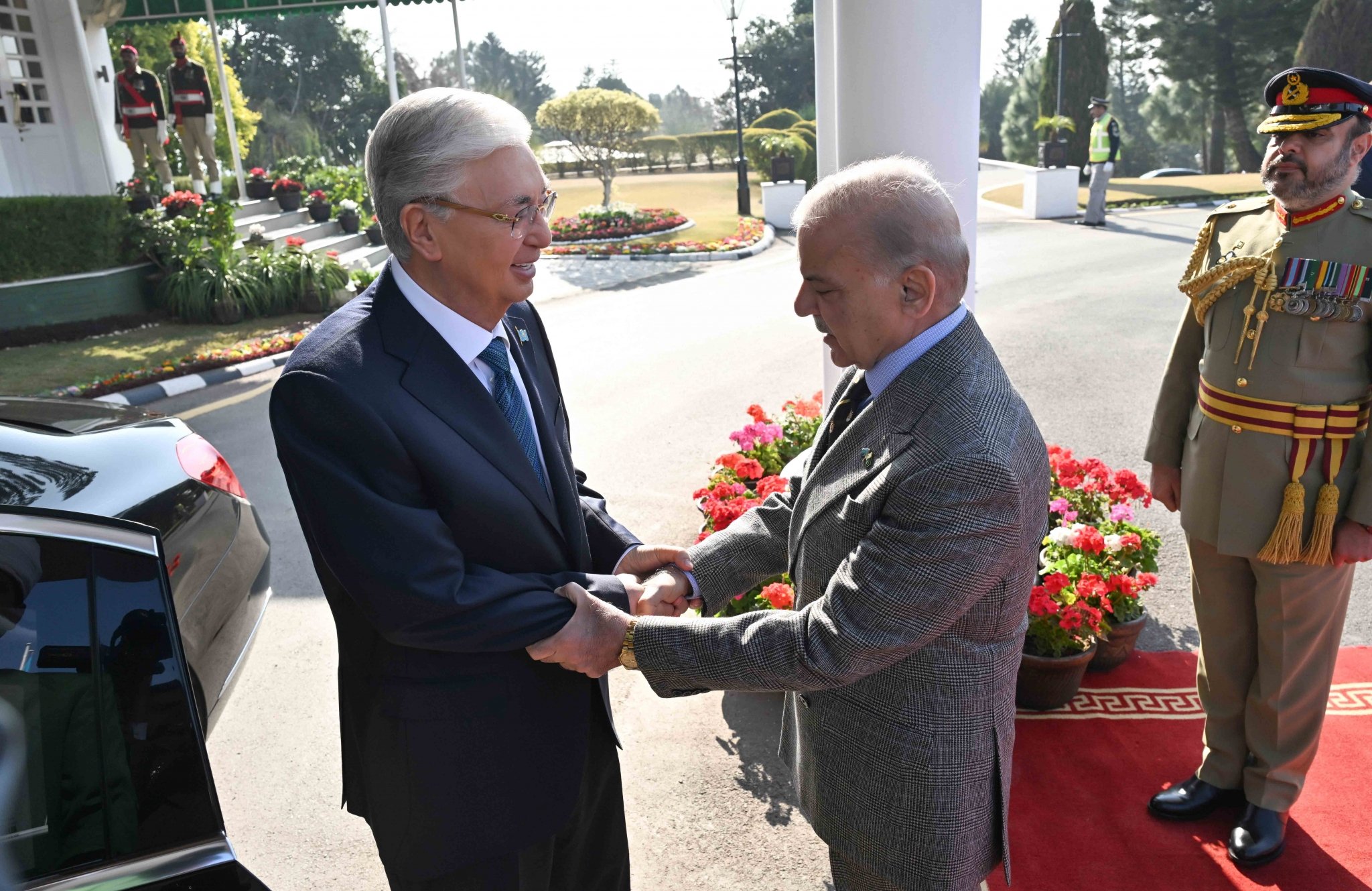 Глава Казахстана Касым-Жомарт Токаев и Премьер-министр Пакистана Шахбаз Шариф сайт президента Казахстана