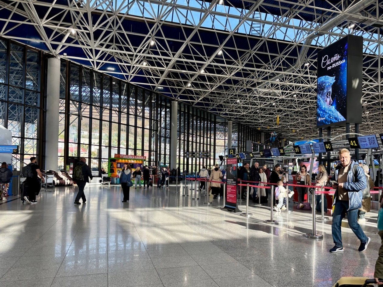 Турист из Москвы забыл в аэропорту Сочи сумку и тут же лишился 300 тысяч рублей Аэропорт Сочи