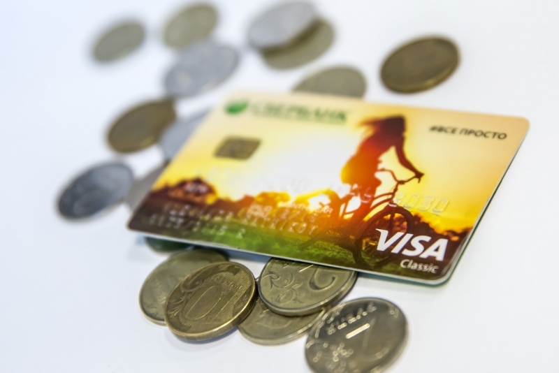 Кредитную карту нужно закрывать в банке,чтобы по ней не числились долги Александр Ратников, ИА PrimaMedia