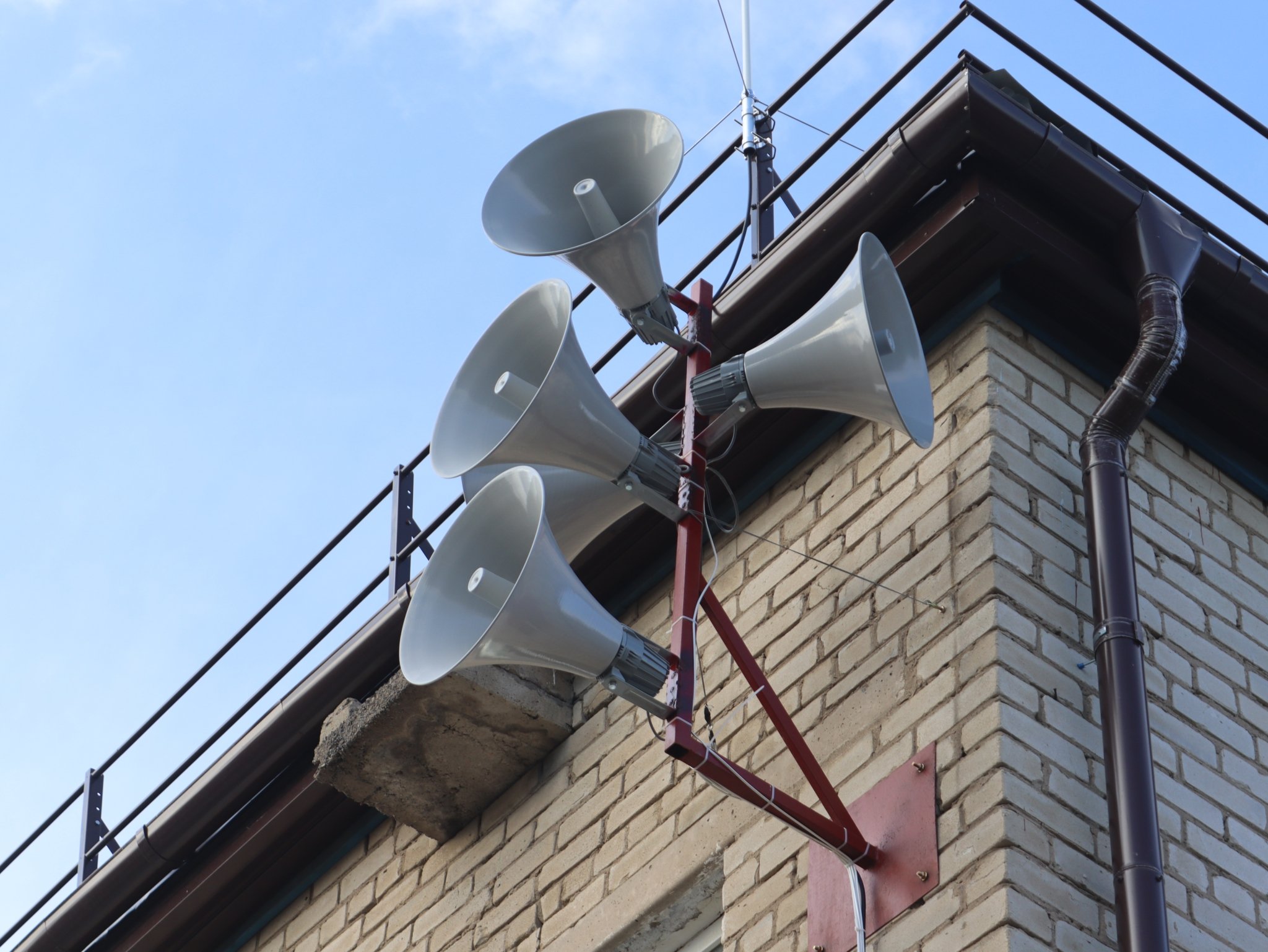 Извещатель МЧС на общественном здании, ЧС, громкоговоритель Анна Маринец, ИА UssurMedia.ru