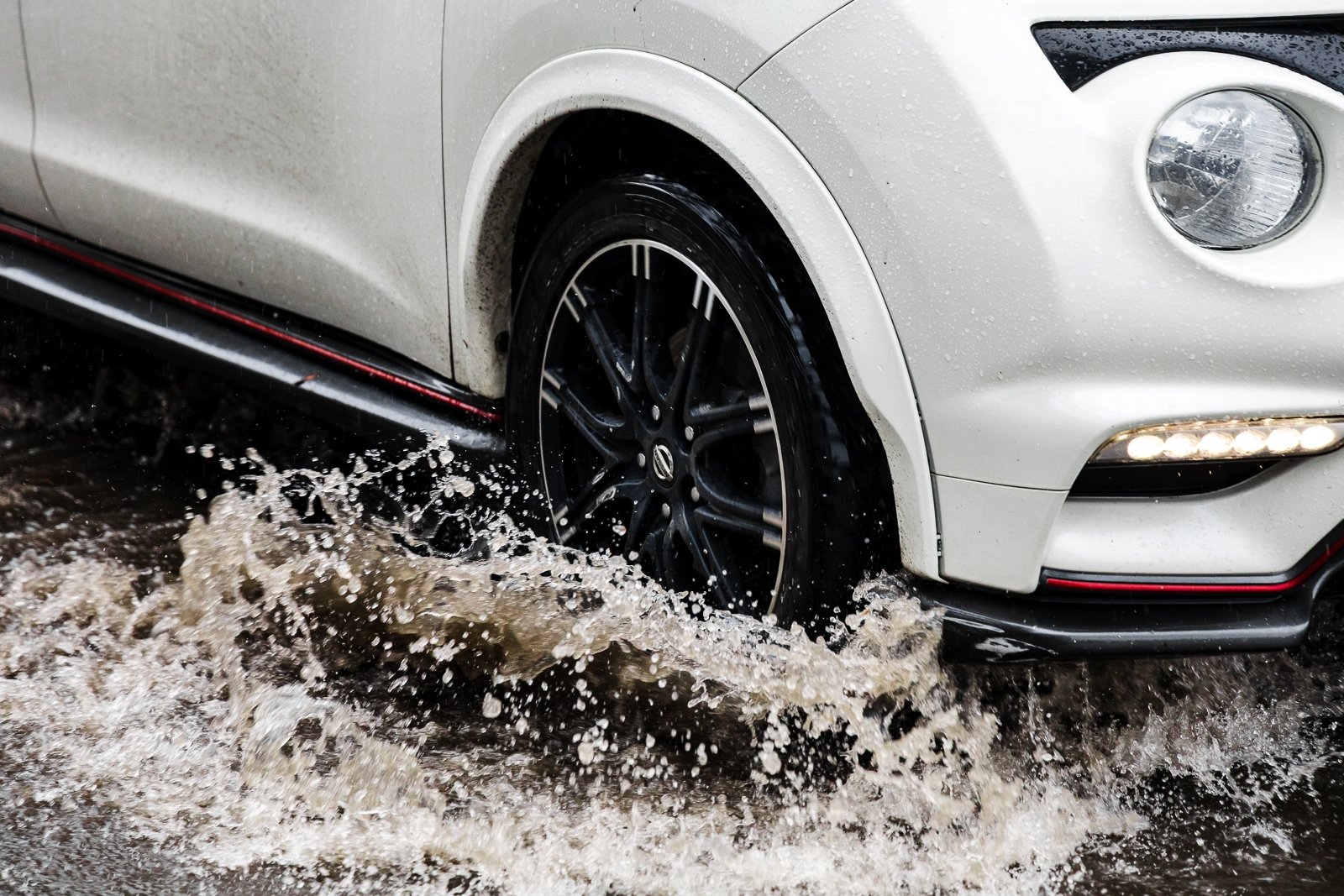 Лужа на дороге Евгений Кулешов, ИА PrimaMedia.ru