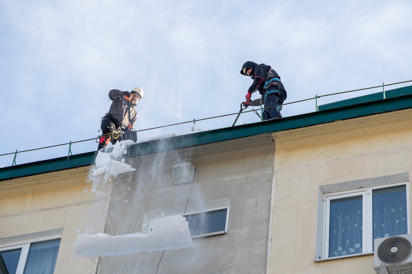 Россиянам напомнили правила безопасности при очистке крыши от снега пресс-служба администрации Южно-Сахалинска