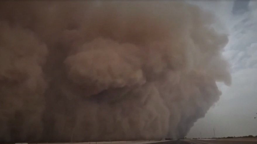 Находиться на улице стало попросту опасно Скриншот с видео