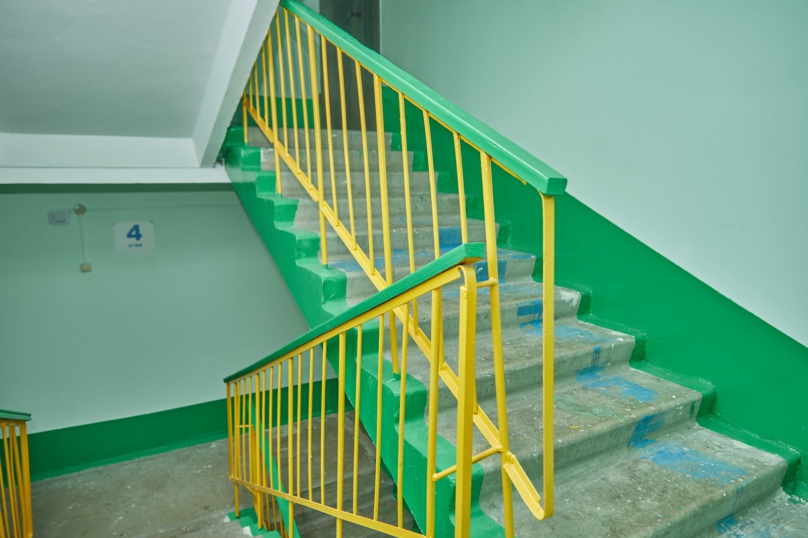 Эксперт рассказал, что нужно делать, если в подъезде грязно Дмитрий Осипчук, ИА PrimaMedia.ru