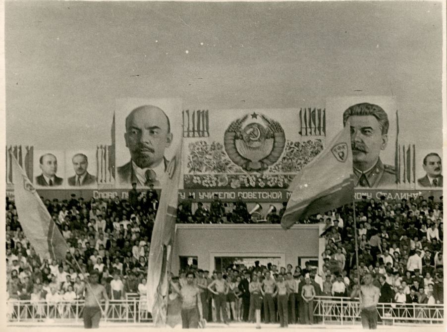 Главная трибуна стадиона "Динамо" во время спортивных соревнований в 1950-е годы