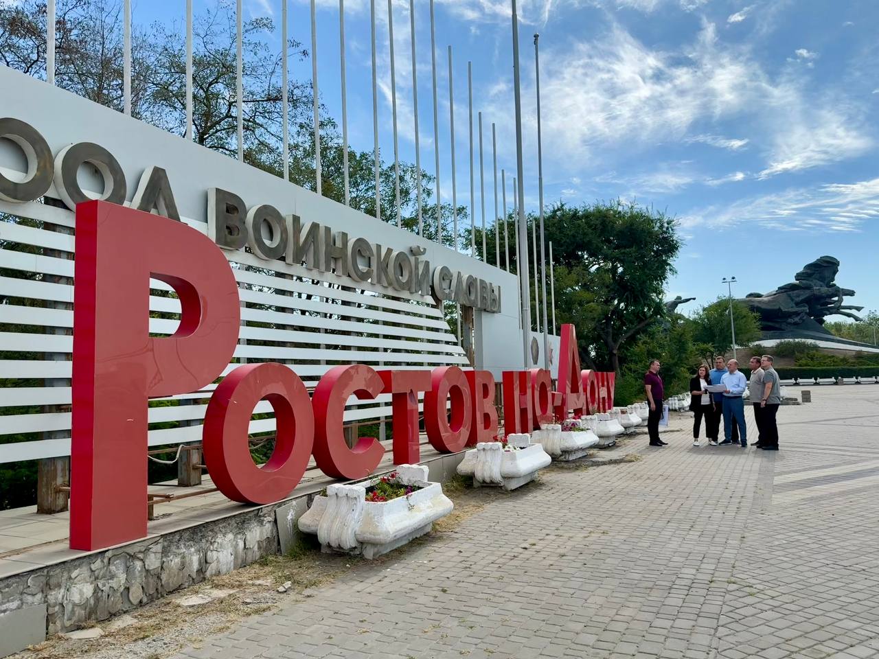 Конструкция «Ростов-на-Дону — город воинской славы» на въезде со стороны Батайска, 2025 год